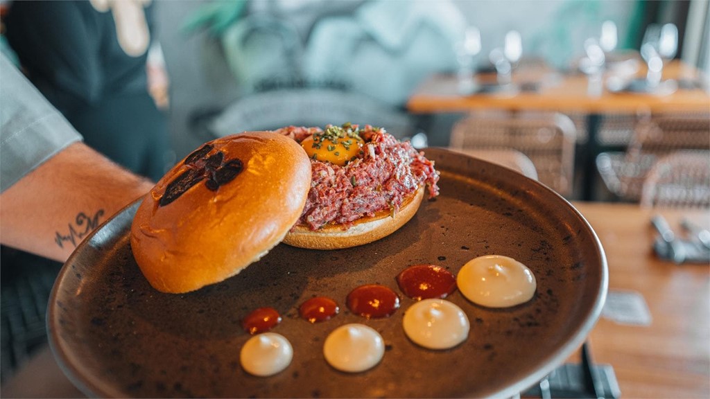 KOALA burger steak tartare - Image 1